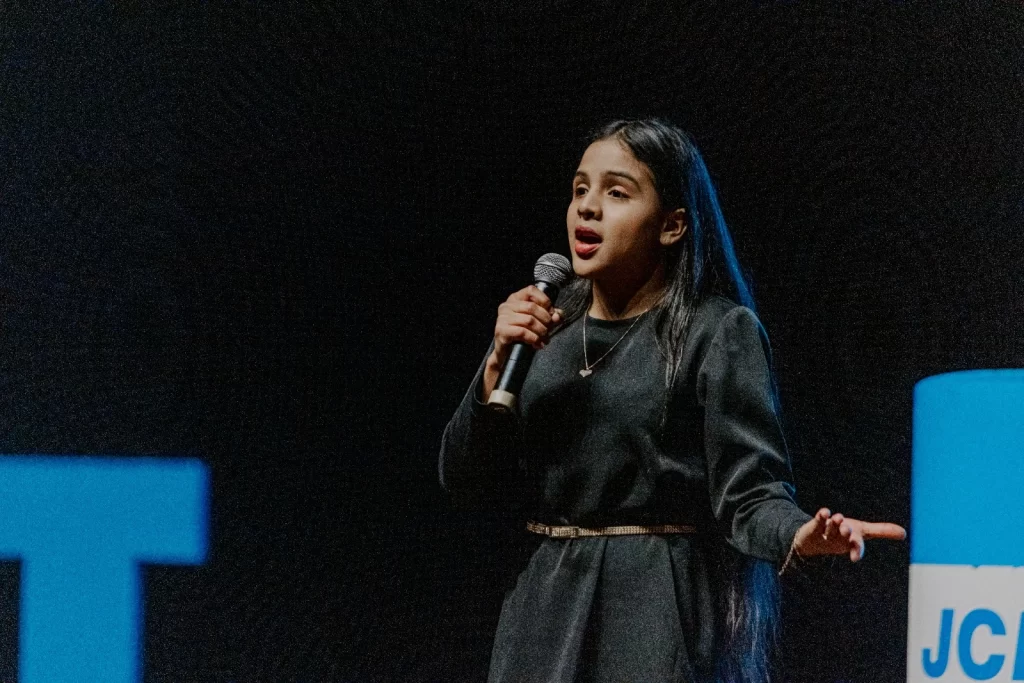 Michelle, 14 anos, foi a melhor oradora da noite e escolhida para representar Chapecó na final estadual